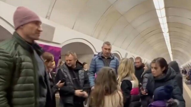 Klitschko-Brüder spenden Bürgern in U-Bahnhof von Kiew Trost