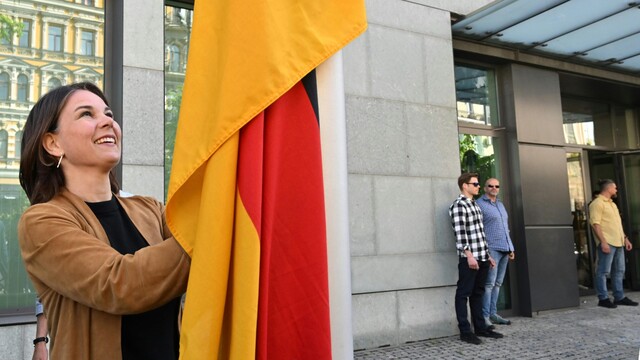 Baerbock kündigt in Kiew Wiedereröffnung der deutschen Botschaft an