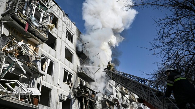 Explosionen und Rauch: Bilder aus der Ukraine zeigen offenbar russische Angriffe