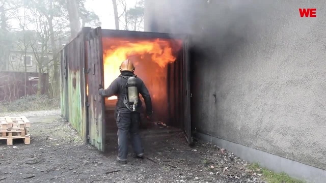 Hier üben angehende Feuerwehrmänner den Ernstfall