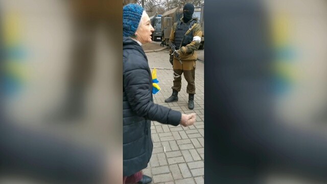 Ältere Ukrainerin stellt russische Soldaten zur Rede