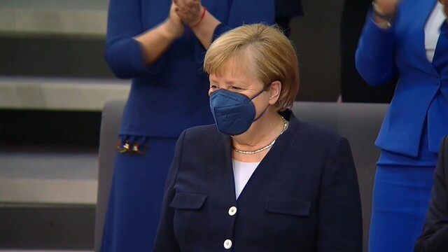 Standing Ovations für Merkel im Bundestag