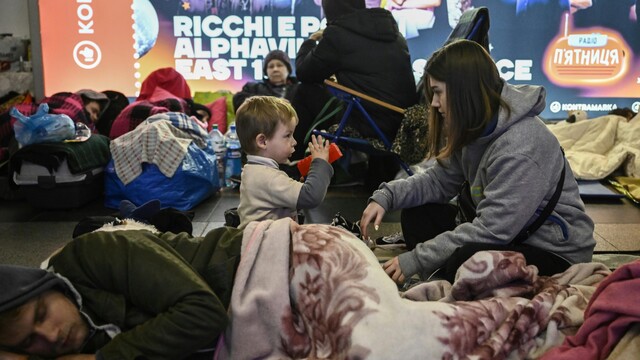 Mütter und Kinder in Kiew fliehen in den Untergrund