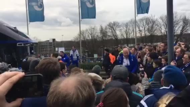 Leon Goretzka trifft am Stadion ein