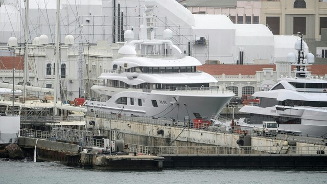 Mega-Yacht eines russischen Oligarchen in Barcelona festgesetzt