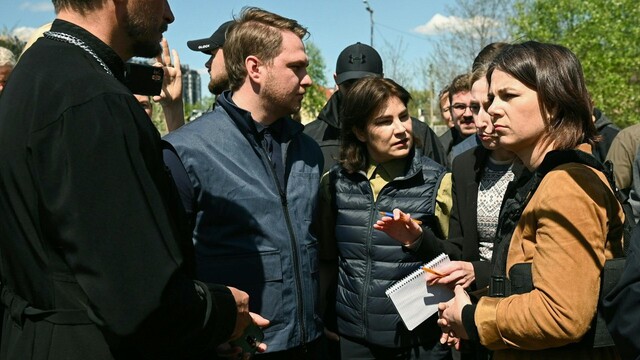 Baerbock besucht ukrainische Stadt Butscha