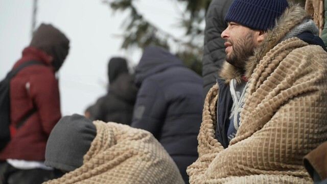 Ausländer an der ukrainisch-polnischen Grenze: "Sie behandeln uns wie Hunde!"