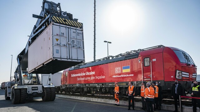 Deutsche Bahn bringt über "Schienenbrücke" Hilfsgüter in die Ukraine