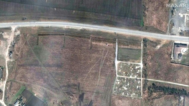 Satelliten-Bilder sollen Massengrab bei Mariupol zeigen