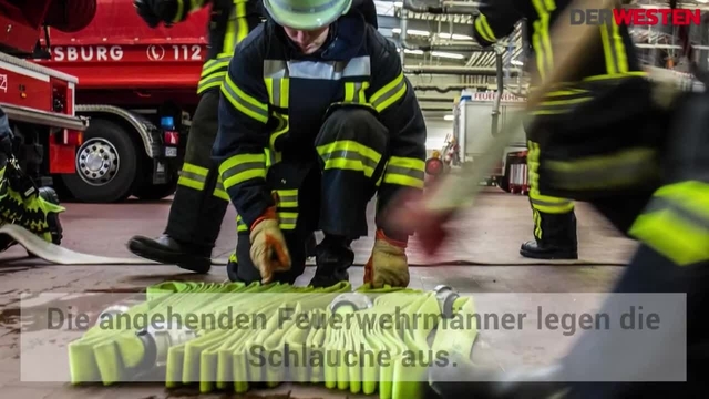 Feuerwehrmänner übern in ihrer Grundausbildung Einsätze