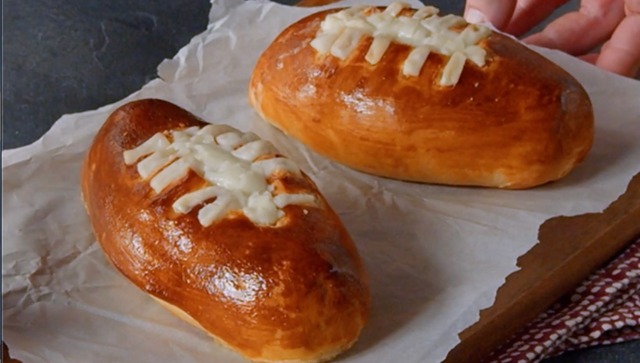 Football-Snack mit Käsefüllung zum Superbowl