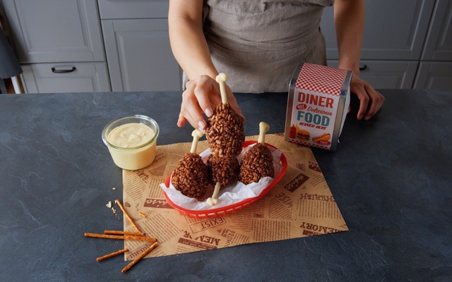 Knusperkeulen aus Reiscrispies und Schokolade: süßer EM-Snack