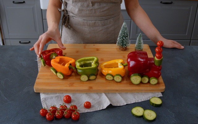 Gemüsezug: gesunde Snack-Idee, bei der selbst Kinder zugreifen