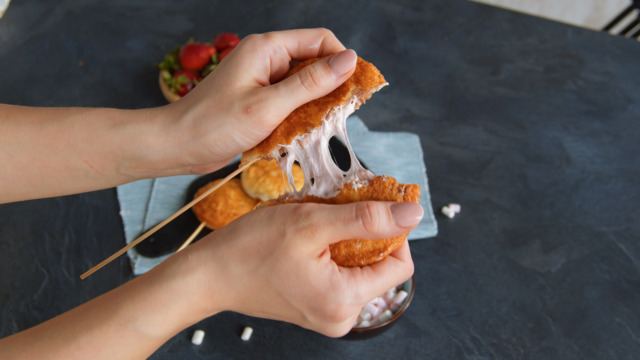 Toast-Pops: mit Erdbeeren und Schokolade gefüllter Toast am Stiel