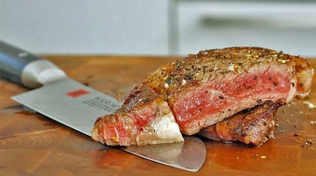 Rib Eye Steak richtig braten: So wird das Fleisch medium und saftig