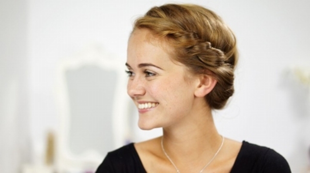 Tolle Hochsteckfrisur selber machen: Mit dieser Anleitung gelingt&rsquo;s