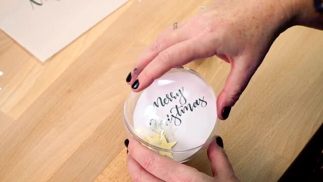 Weihnachtliches Handlettering: H&uuml;bsche DIY-Christbaumkugeln!