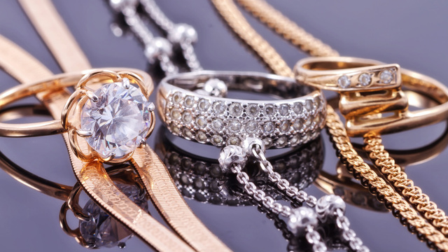 Dieser Schmuck ist 2023 out &ndash; stattdessen setzen wir auf diese Designs