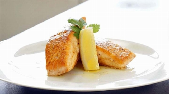 Lachs braten: So wird der Lachs au&szlig;en knusprig & innen saftig