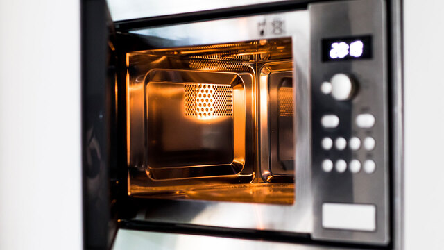 K&uuml;chen-Hack: So reinigt ihr eure Glasstrohhalme richtig