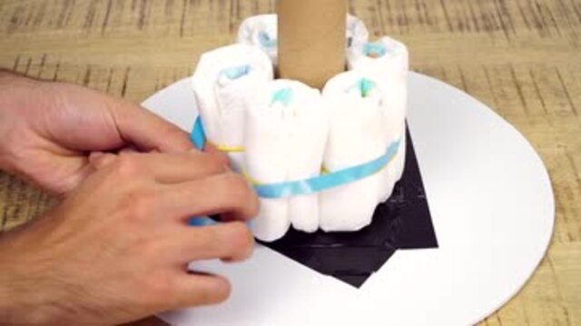 Windeltorte Anleitung: So einfach bastelt ihr das tolle Geschenk zur Geburt!