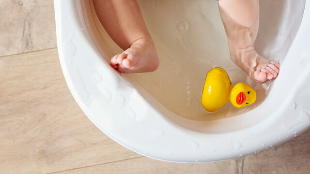Wasser marsch! Darauf sollte jede Mama beim Baby baden achten