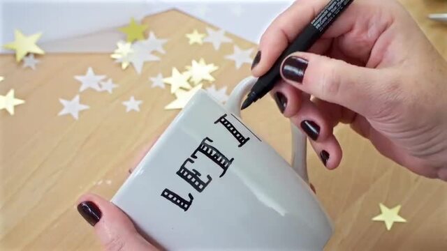 Handlettering: S&uuml;&szlig;e Xmas-Tassen selbst bemalen - so geht's!
