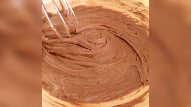 Erdnussbutter-Guglhupf: Kuchen-Klassiker im neuen Gewand