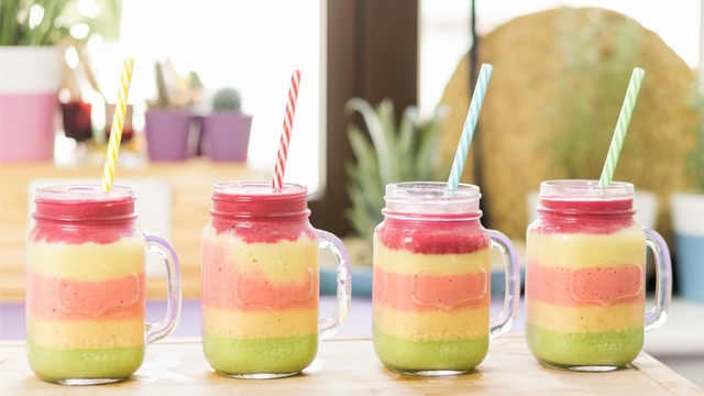 Farbenfroh, gesund und lecker: So zaubert ihr einen Rainbow-Smoothie!