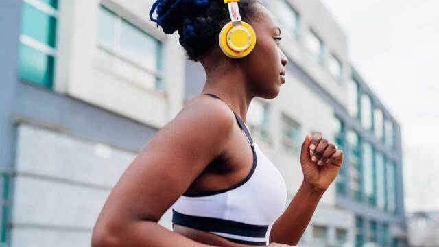 Kleiner Busen: Darf ich auf den Sport-BH beim Training verzichten?