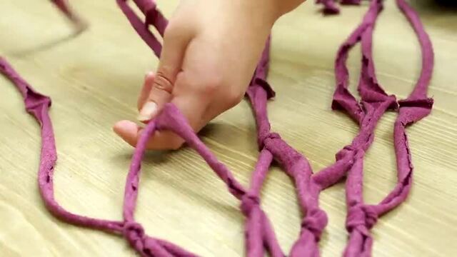 Upcycling: So machst du einen Blumentopf-Halter aus einem alten T-Shirt