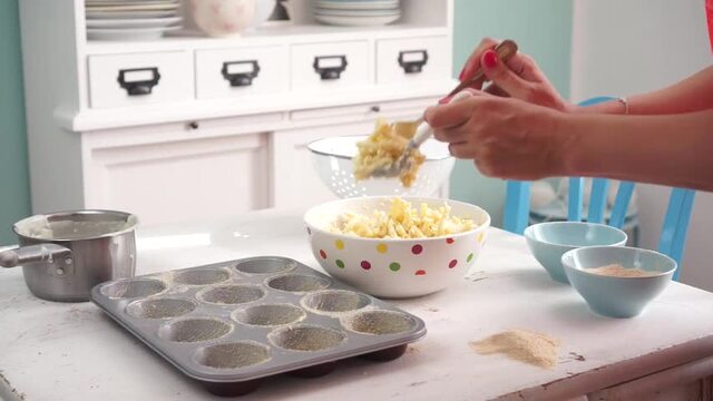 Nudeln mal anders: So backt ihr Mac N' Cheese Muffins! 