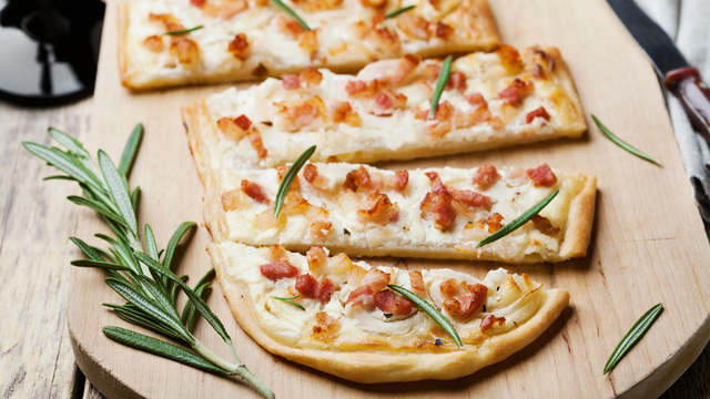 Blitz-Rezept: Els&auml;sser Flammkuchen mit Speck und Zwiebeln
