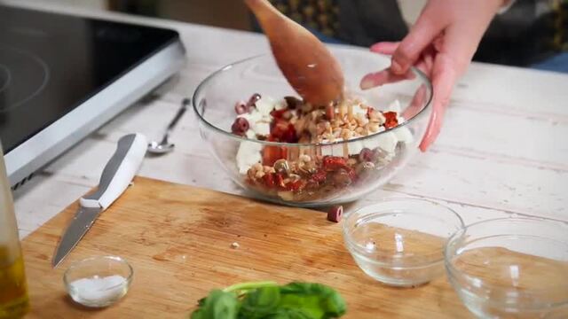 Leicht, erfrischend und lecker: Dieser Dinkelsalat hat nur f&uuml;nf Zutaten!