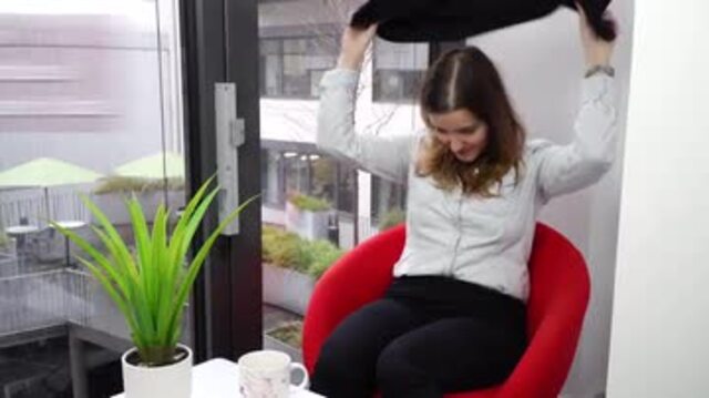 Im Flugzeug bequem schlafen? DIESER Schal soll es m&ouml;glich machen