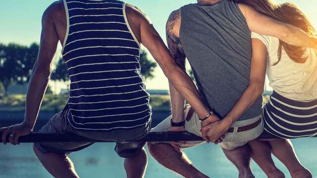 Vom Kummerkasten zur Aff&auml;re: Warum der Seitensprung oft im Freundeskreis passiert