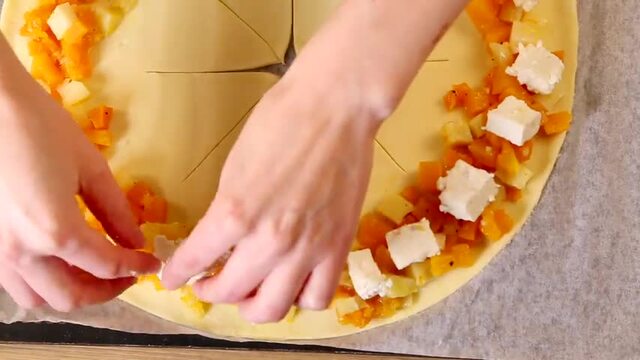 Herbstlicher Snack: K&uuml;rbis-Kranz im Bl&auml;tterteig