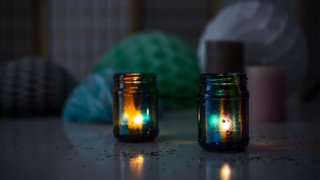 DIY-Anleitung: Diese bunten Galaxy-Teelichter sind echte Unikate!