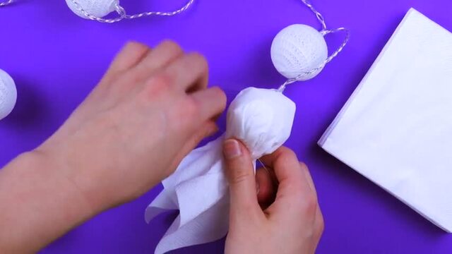 Last Minute Halloween-Deko: So machst du eine Geister-Girlande selber