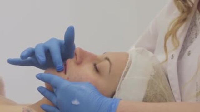 F&uuml;r einen ebenm&auml;&szlig;igen Teint: Tipps gegen gro&szlig;e Poren