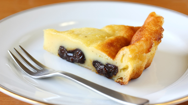 Sch&uuml;ttel-K&auml;sekuchen mit Beerenso&szlig;e: Blitz-Rezept zum Verlieben