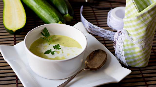 Geniales Blitzrezept: Cremige Zucchini-M&ouml;hren-Suppe
