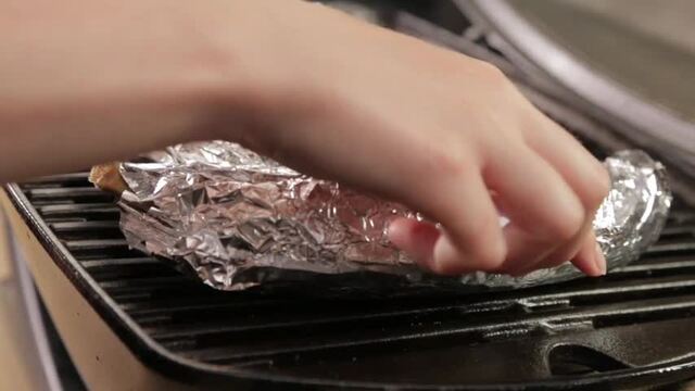 S&uuml;&szlig;es Duo: So gelingen Schoko-Bananen auf dem Grill!