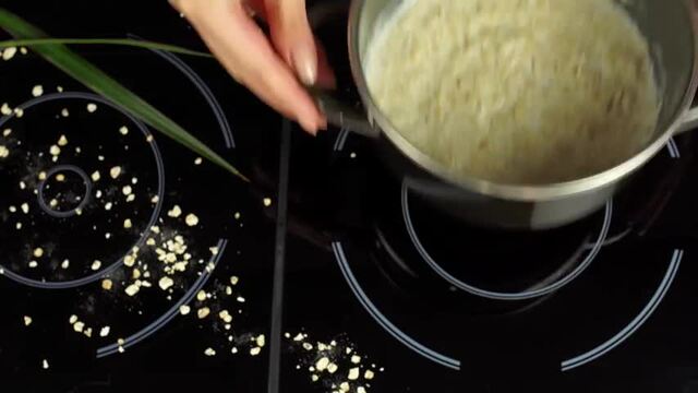 Babybrei selber machen: Haferflocken mit Apfelmus