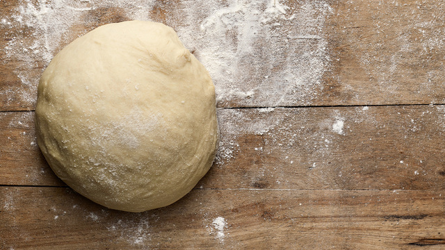 Blitz-Rezept: Els&auml;sser Flammkuchen mit Speck und Zwiebeln