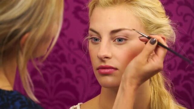 Wow Brows! Augenbrauenpuder richtig auftragen